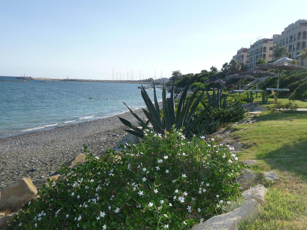 Zygi Beachfront Villa Buitenkant foto